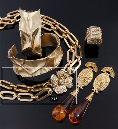 LUNGA COLLANA Peso gr 81,5 In oro giallo composta da anelli intrecciati, al...