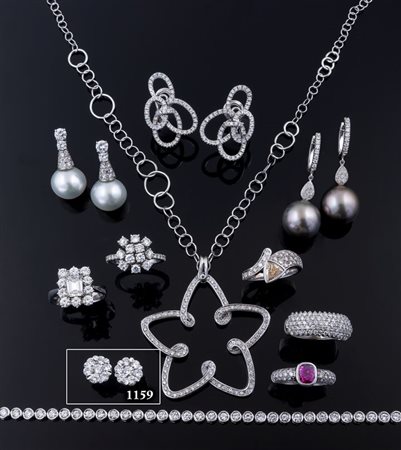 COPPIA DI ORECCHINI Peso gr 4,5 In oro bianco, a lobo, di forma circolare con...