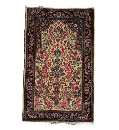 Antico tappeto Iraniano. Dimensioni: 115x90 cm. Buone condizioni integro.