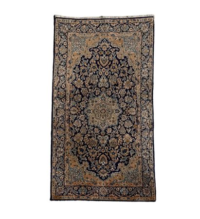 Antico tappeto Iraniano. Dimensioni: 220x120 cm. Buone condizioni integro.