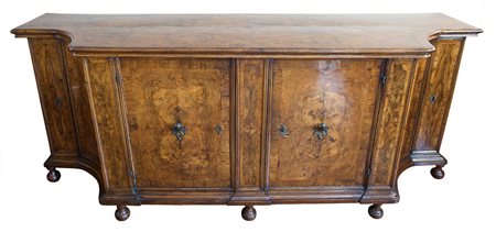 Area veneta (I quarto del XVIII secolo)
Credenza con fianchi sagomati e piedi a cipolla