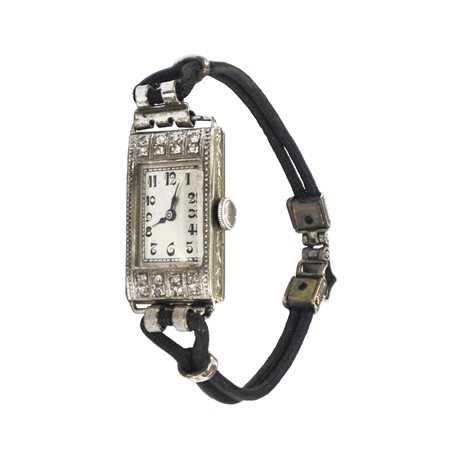 Zenith Orologi (Svizzera 1924)  - Orologio con quadrante rettangolare in oro 18 kt con diamanti nella parte superiore e inferiore e cinturino in cordino nero