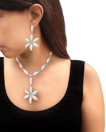 PARURE COMPOSTA DA: COLLANA IN ORO BIANCO 750 CON PENDENTIF A FORMA DI FIORE IN CORALLO ROSA E DIAMANTI TAGLIO BRILLANTI 3,50 KT E ORECCHINI IN ORO BIANCO 750 CON CORALLO ROSA A FORMA DI FIORE E DIAMANTI TAGLIO BRILLANTI