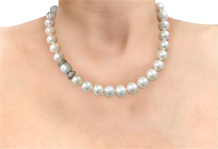 Collana di perle australiane a degradare.