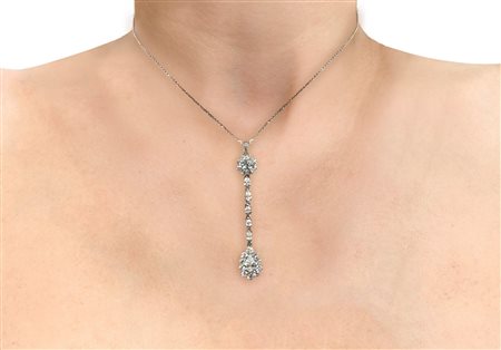 Pendentif in oro bianco 750 realizzato a mano con diamanti taglio brillante a goccia
