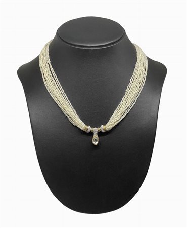 Collana con perle orientali naturali  e chiusura centrale con brillanti ca 0,83 ct ed acquamarina ca 2.10 ct