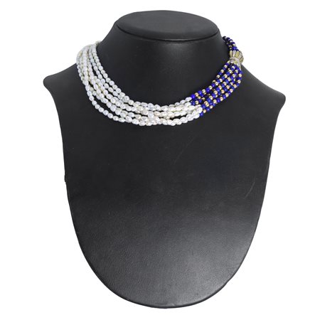 Collana con 7 fili di di perle di fiume con grani in lapislazzulo e oro, susta a fiocco in oro 14 kt