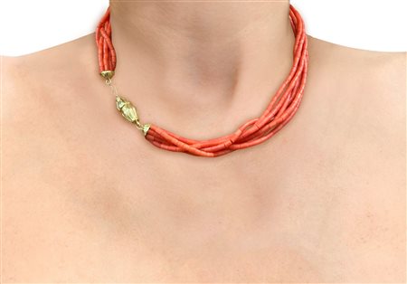 Collana in corallo rosso italiano naturale a sette corde con coralli di forma tubolare e susta in oro giallo