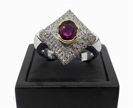 Anello in oro bianco con brillanti e rubino montato su oro giallo 