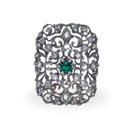 Spilla in oro e argento, con diamanti taglio brillante varie forme e pietra centrale