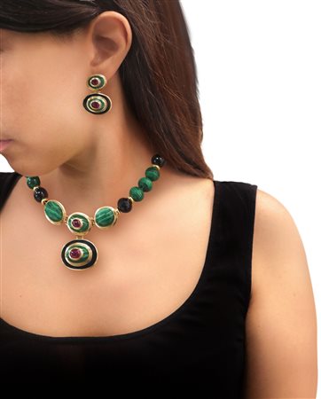 Parure in oro giallo 14 kt, malachite, onice e granati composta da collana e orecchini pendenti