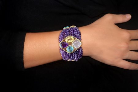 Bracciale a fascia con chiusura di sicurezza con ametiste e pietre e dettagli dorati