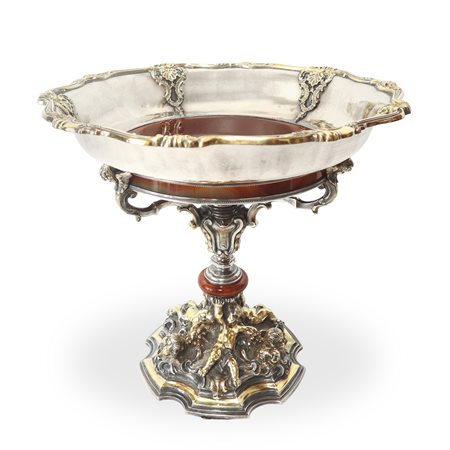 Enea Stefani (1886 - 1974)  - Alzata centrotavola in argento e argento vermeil con putti alla base e parti in corniola