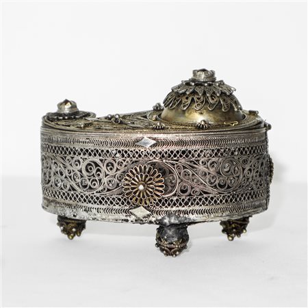 Piccola scatola in filigrana d'argento con pietre dure incastonate, Trapani 18th century