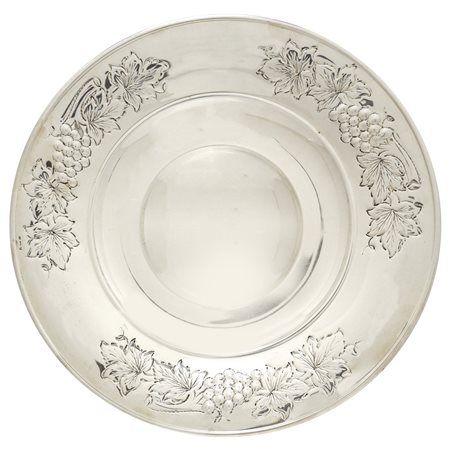 Piatto con decori a sbalzo di foglie e frutti