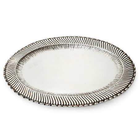 Vassoio  ovale in argento 800 con bordo zigrinato e sbalzato