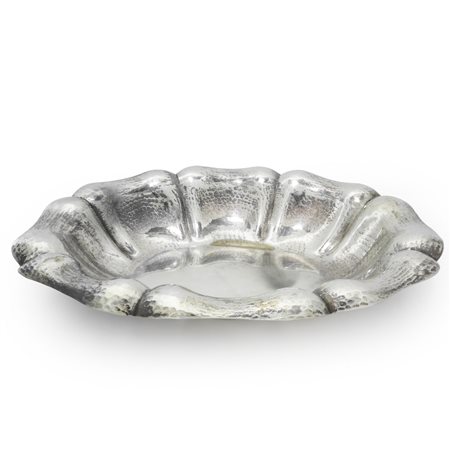 Vassoio portadolci ovale in argento 800 con bordo bulinato e lobato