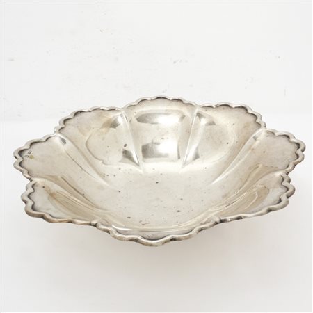 Piccola ciotola in argento 800 con bordo sbalzato