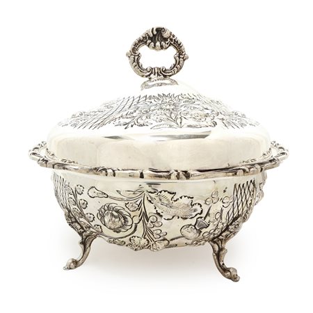 Zuppiera in sheffield sbalzata e bulinata a motivi floreali