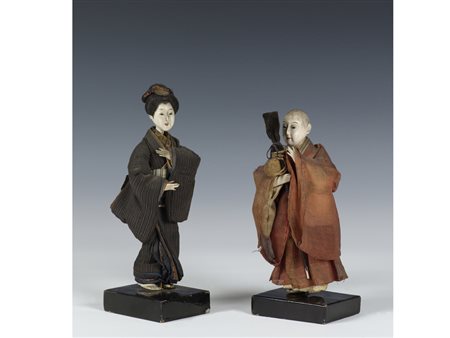 Cina (fine XIX secolo) Coppia di figure Legno, tessuto e cartapesta 18 cm