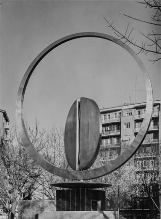 Aldo Ballo (1928 - 1994)  - "Ritmi circolari" scultura di Carmelo Cappello in piazza Sei Febbraio, Milano, 1987/1990
