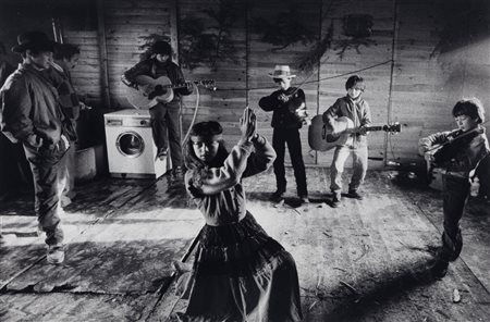 Gianni Berengo Gardin (1930)  - Trento, zingari, 1985