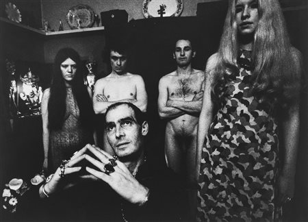 Gianni Berengo Gardin (1930)  - Messa nera, iniziazione di una strega, Londra, 1971