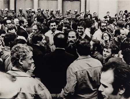 Enrico Cattaneo (1933 - 2019)  - Occupazione della Triennale di Milano (si riconoscono U. Mulas, G. Pomodoro, G. Dova, G. E. Simonetti, P. L. Cerri, E. Battisti), 1968