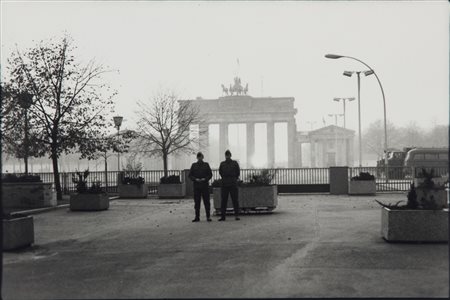 Mario Dondero (1928 - 2015)  - Berlino Est, 1980s