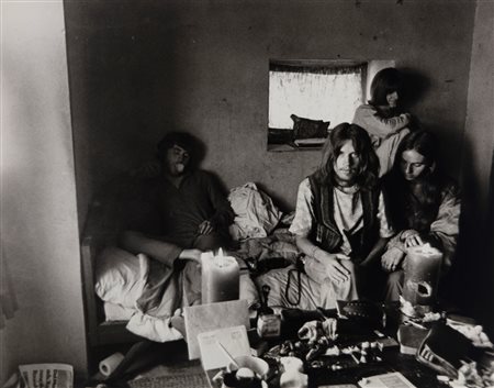 Terry Fincher (1931 - 2008)  - Senza titolo (Camera hippies a Katmandu), 1970