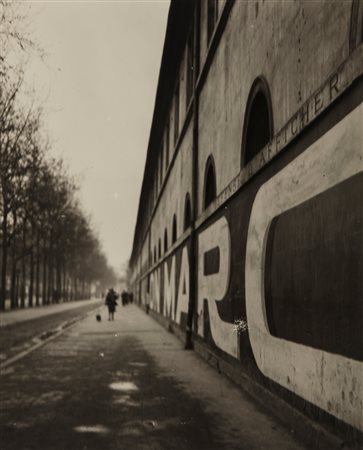 André Kertèsz (1894 - 1985)  - Boulevard des Invalides, Paris, 1926