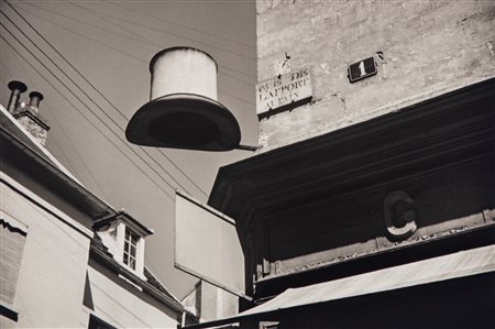 André Kertèsz (1894 - 1985)  - Rue de l'apport au pain, 1930s