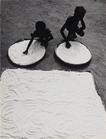 Fulvio Roiter (1926 - 2016)  - Preparazione della farina di manioca nel Mali, 1970s