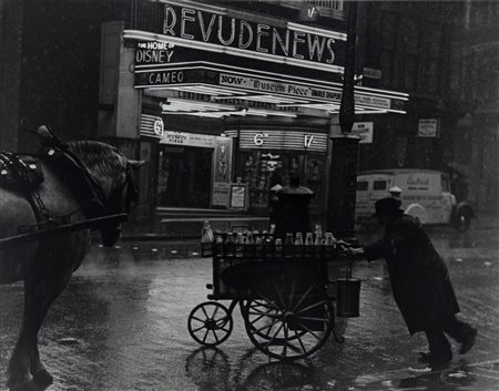 Wolfgang Suschitzky (1912 - 2016)  - London, Charing Crossroad, 1937
