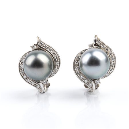 LO STILNOVO  
Paio di orecchini in oro, diamanti e perle Tahiti 
 