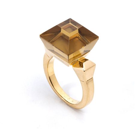 GUCCI  
Collezione Chiodo: anello in oro con quarzo fumé 
 