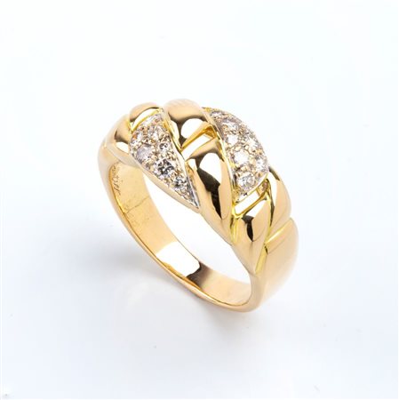 CARTIER  
Anello a fascia in oro e diamanti 
 
