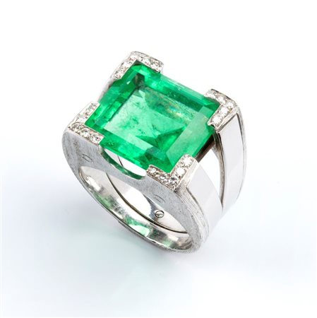 FIORETTI  Anello in oro bianco con smeraldo e diamanti  