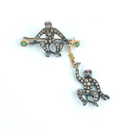  
Spilla di ispirazione Vittoriana, con scimmie dondolanti in argento, oro, diamanti, smeraldi e rubini XX secolo
 
