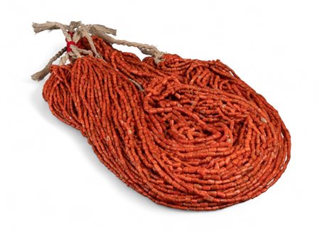  
Lotto di 103 fili in corallo 
 