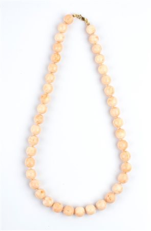  
Collana di corallo rosa con chiusura in oro  
 