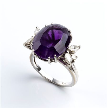  
Anello in oro con ametista e diamanti 
 