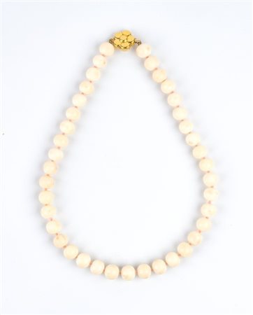  
Collana in corallo con fermezza in oro 
 