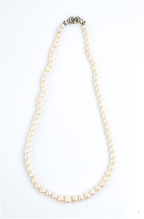  
Collana di perle, chiusura in oro con smeraldi    
 