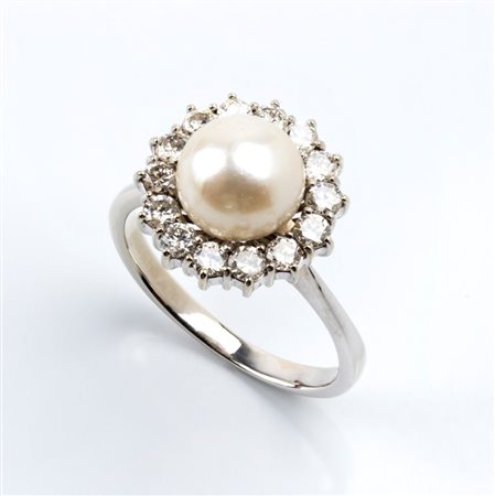  
Anello in oro bianco con perla e diamanti     
 