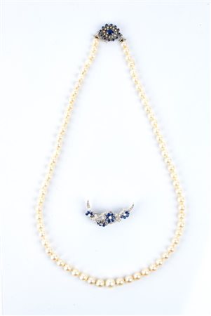  
Collana perle e spilla in oro, con diamanti e zaffiri 
 