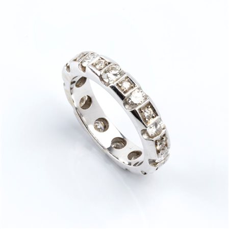  
Anello Eternity in oro e diamanti 
 