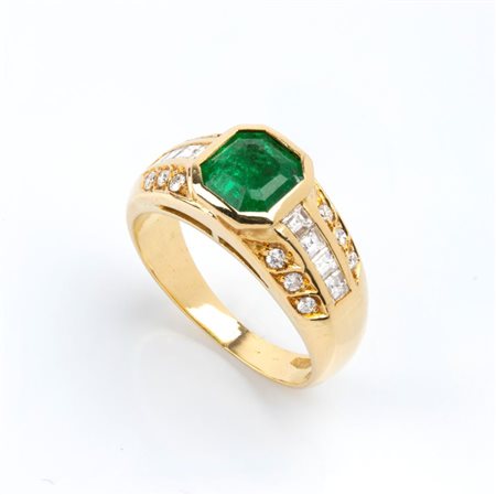  
Anello in oro con smeraldo e diamanti   
 
