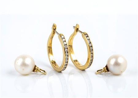  
Orecchini in oro con diamanti e perle 
 