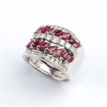  
Anello a fascia in oro con diamanti e rubini    
 